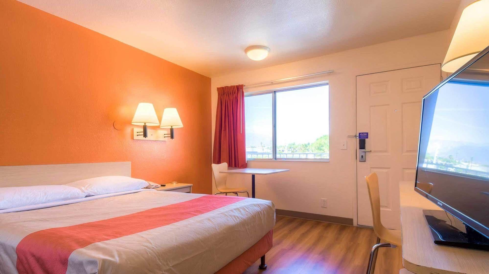 Hotel 6-san Bernardino, Ca - North Serrano Village