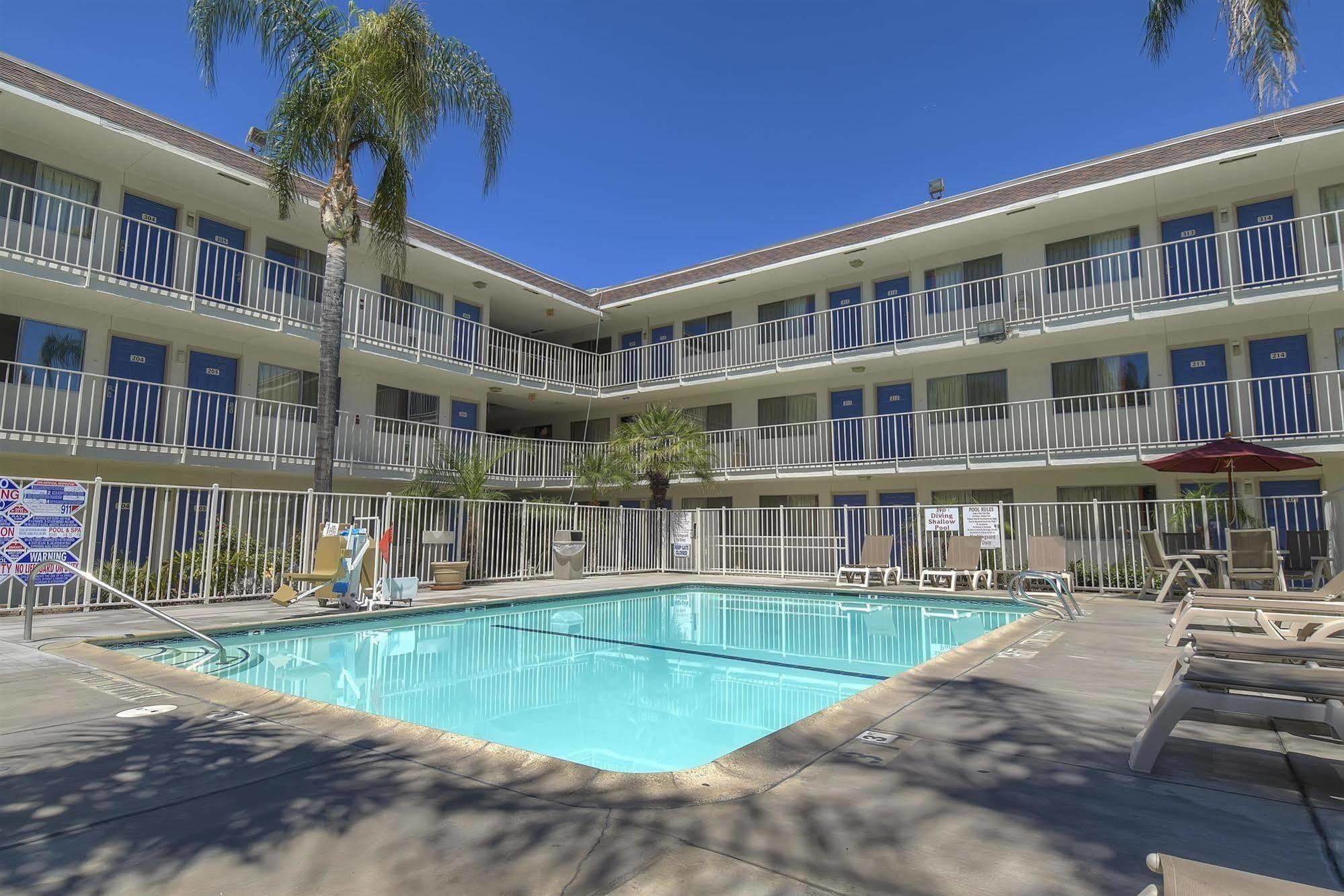 Hotel 6-san Bernardino, Ca - North Serrano Village