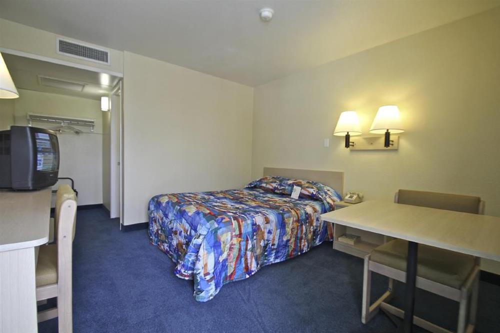 Hotel 6-san Bernardino, Ca - North Serrano Village